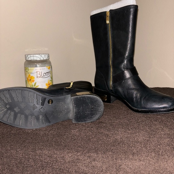 Black boots; gold hardware w/inside zipper; very nice & comfortable. - Picture 11 of 15
